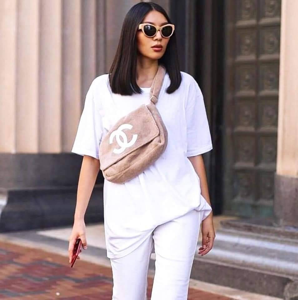 Chanel Beaute Crossbody Bag กระเป๋าสะพาย VIP. GIFT ของแท้ จาก Chanel Cosmetic วัสดุขนวูฟสีดำหนานุ่ม ตัดโลโก้แบรนด์หนังแก้วสวยโดดเด่น น้ำหนักเบา เปิดปิดด้วยฝาปิดกระดุมแม่เหล็ก ใบใหญ่กำลังดี ใส่ iPad, กระเป๋าสตางค์ใบยาว, และของจุกจิกได้เยอะ มาพร้อมสายยาวเลื