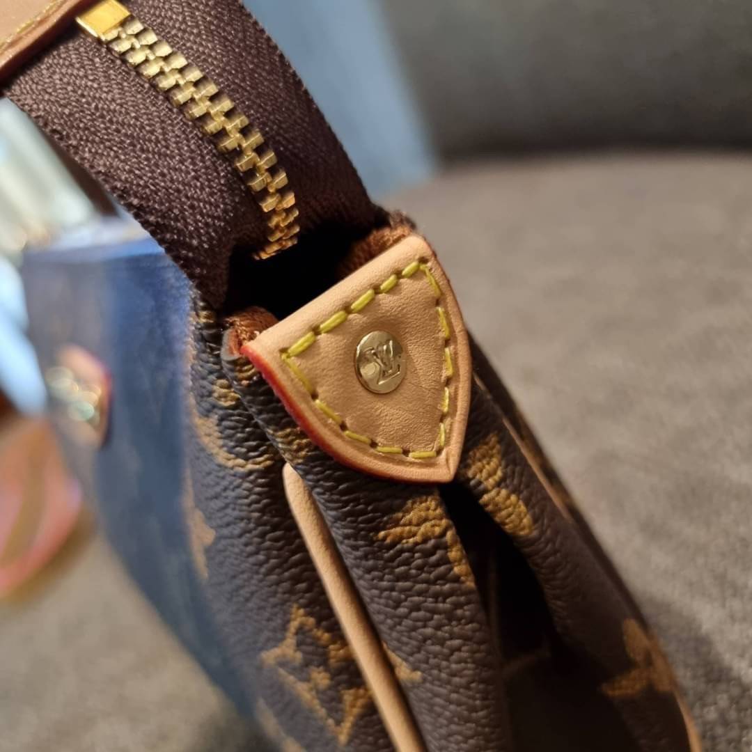 LV CROSSBODY CLUTCH BAG WITH CHAIN / LV Eva Clutch Crossbody Bag กระเป๋าสะพายวีไอพีพรีเมี่ยม วัสดุหนังแคนวาสคุณภาพ โลโก้เพลทอะไหล่ทอง คมชัด หรูหรา เปิด-ปิดกระเป๋าด้วยซิป ภายในเป็นช่องโล่ง ใส่ของใช้สำคัญได้สบายๆ มือถือ พาวเวอร์แบงค์ เครื่องสำอางค์ ของจุกจิ