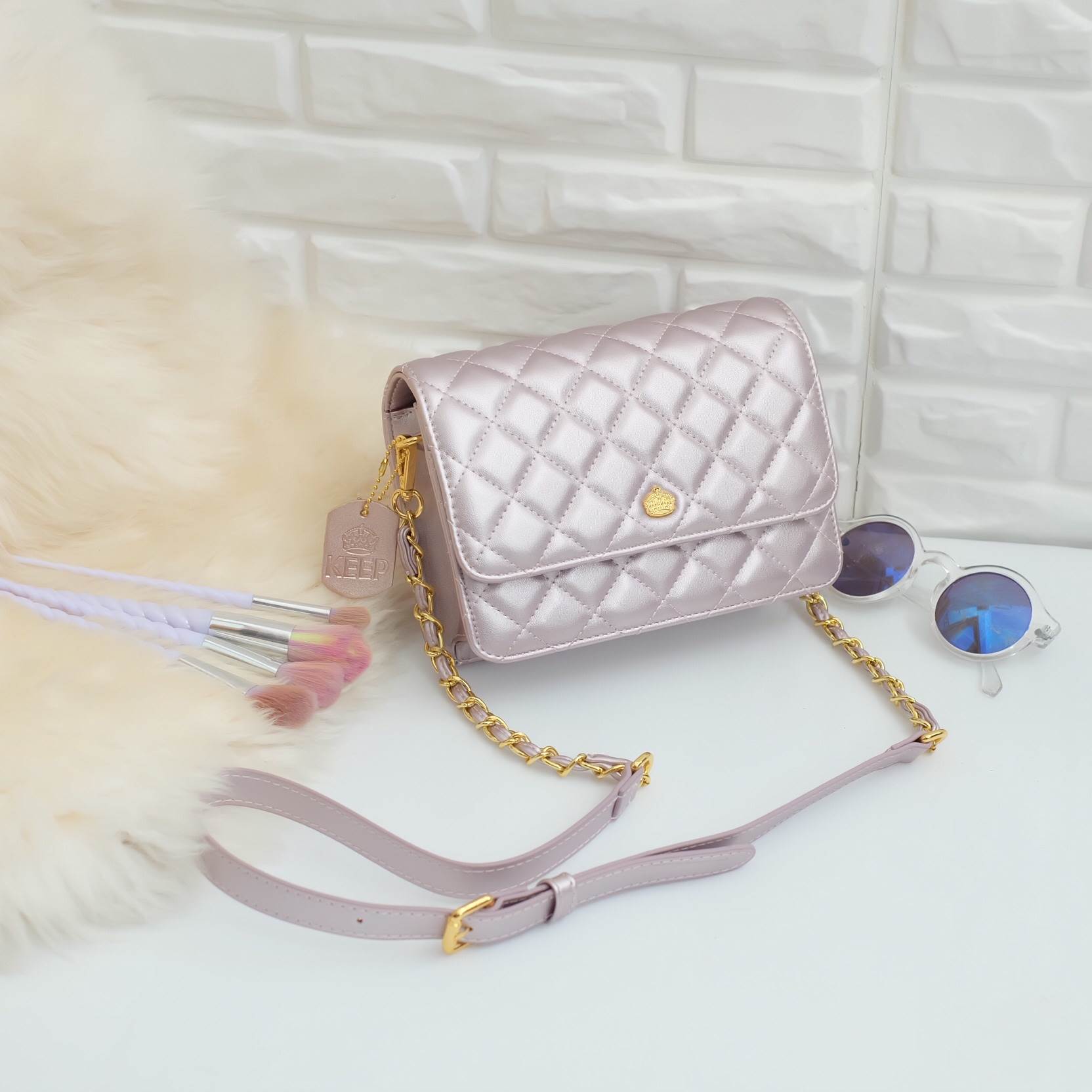 สีใหม่ล่าสุด ( Rose Gold ) ทรงขายดีที่สุด KEEP รุ่น Florence Flat bag สี Limited เฉพาะปีนี้เลยค่า ( จำนวนจำกัด ) ตัวกระเป๋าหนังแกะสังเคราะห์ ลายหนังสวยมากๆคะ นิ่ม-ตึง สุดๆ รุ่นนี้ จะมี 2 ขนาด คือ mini และ classic ไซด์