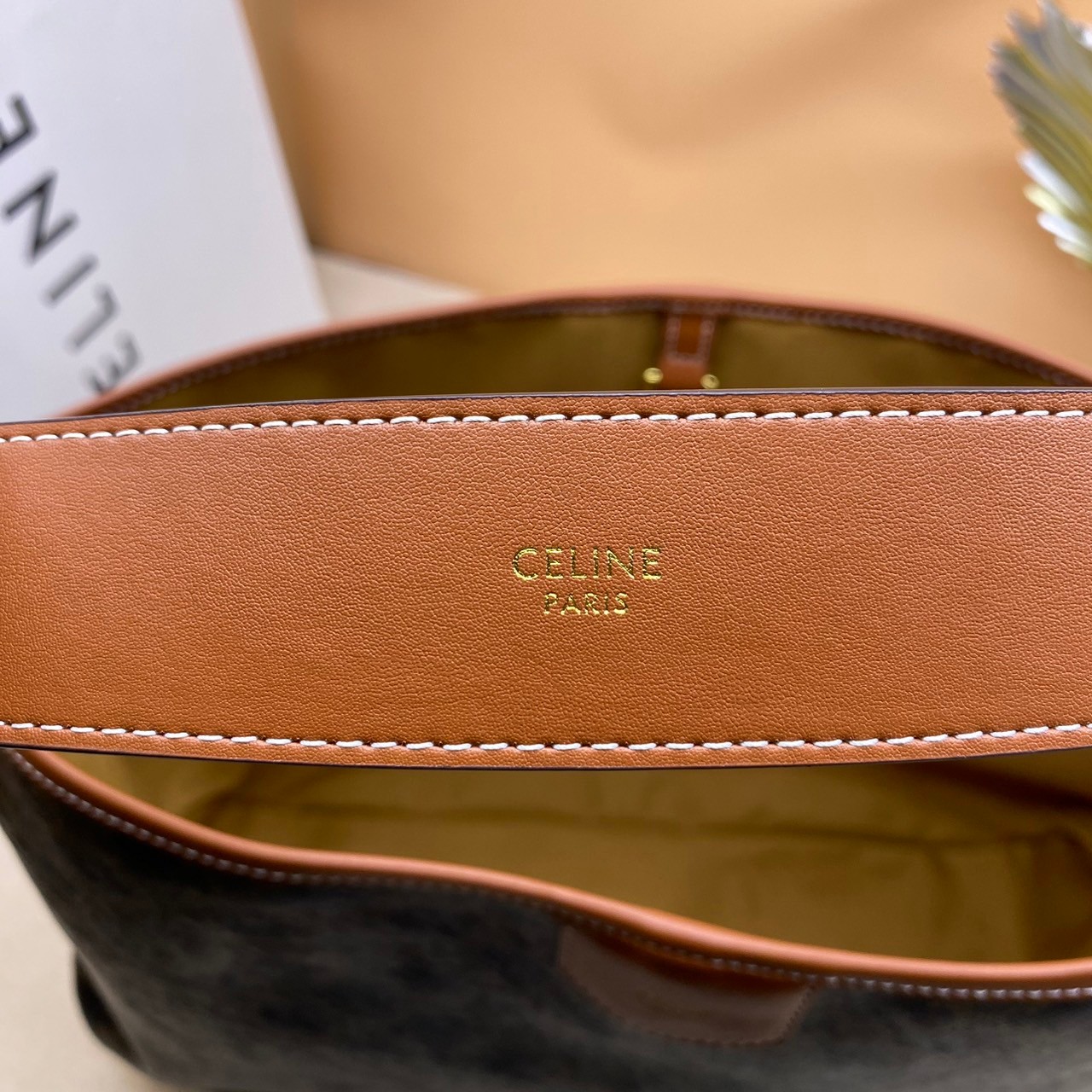 Large : Celine Triomphe Tote Handbag / Celine Tote Bag / Celine Delightful Monogram Tote พร้อมส่ง กระเป๋าถือใบใหญ่ พร้อมสายสะพายถอดได้ เป็นอีกหนึ่งใบที่คุ้มค่าคุ้มราคามากสำหรับสาวๆที่ชอบพกพาสิ่งของเยอะ