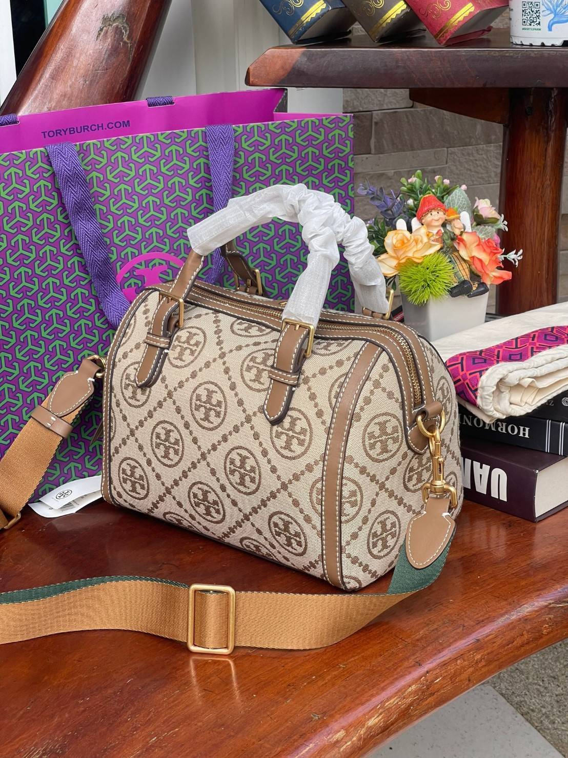 Large: Tory burch T Monograme Jacquaed Duffle เป็นทรงกระเป๋าที่มีความฮอตฮิตตลอดกาล ด้วยรูปทรงคลาสสิคและเหมาะใช้งานเข้ากับทุกสถานการณ์ ไม่ว่าจะเป็นกระเป๋าสะพายไหล่ เพิ่มความคล่องตัวและเข้าได้กับทุกลุค ไม่ว่าจะเป็นวันสบายๆ หรือวันที่ต้องออกไปทำกิจกรรมลุยๆ ห