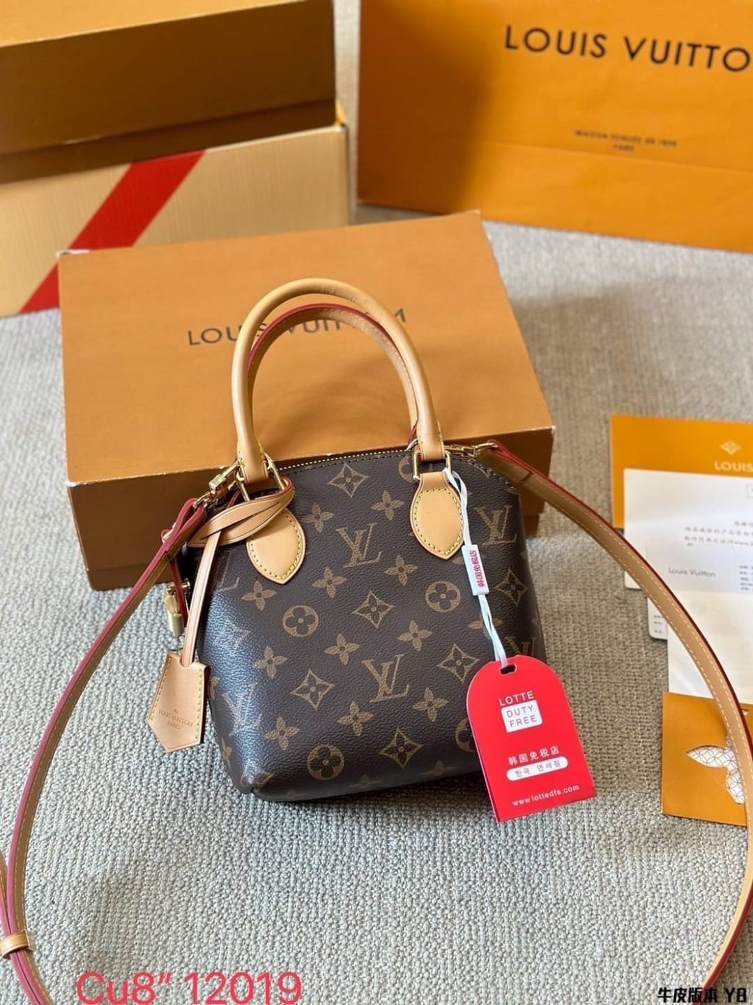 LV Lockit BB bag 19cm กระเป๋าทรงโท้ท ดีไซส์ดั้งเดิมด้านบนโค้งมนเป็นเอกลักษณ์สวยงามสะดุดตาลายโมโนแกรม ตอบโจทย์การใช้งาน พกพาได้หลายสไตล์สุดไอโคนิก