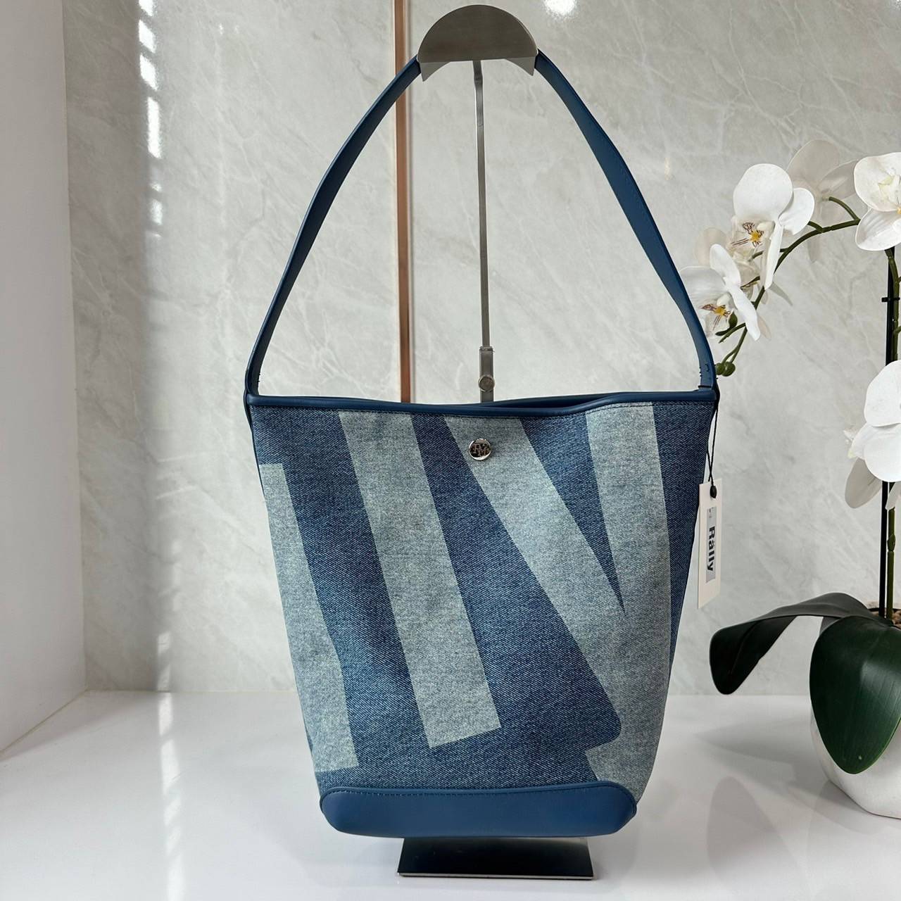 Rally movement the bag denim เป็นไอเท็มที่ฮอตสุดๆแห่งปีจริงๆ กับกระเป๋าทรงบัคเก็ต ที่ดีไซน์ออกมาคลาสสิคและใช้งานง่ายจริงๆ