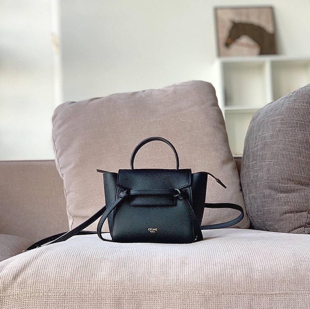 CELINE HANDLE AND CROSSBODY BAG VIP GIFT WITH PURCHASE (GWP) กระเป๋าถือและสะพายพรีเมี่ยมกิ๊ฟ Limited Edition จาก CELINE HAUTE PARFUME DUTYFREE COUNTER หนัง Saffiano ดีไซน์ยอดนิยมหนังสวยอยู่ทรงดูแลรักษาง่าย เปิดปิดด้วยฝาปิด Belt ด้านหน้ามีโลโก้แบรนด์ภายในโ