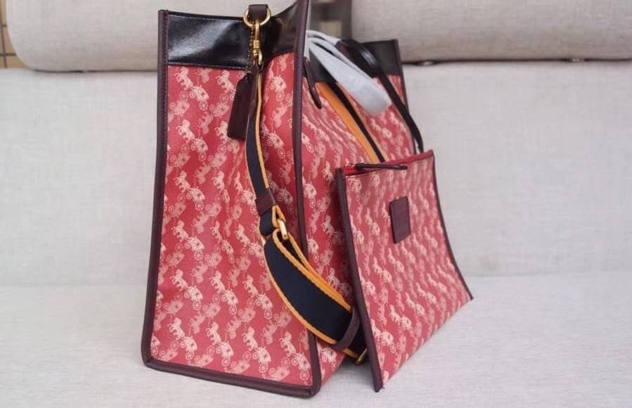 OUTLET 】Coach Field Tote With Horse And Carriage Print พร้อมส่งที่ไทย