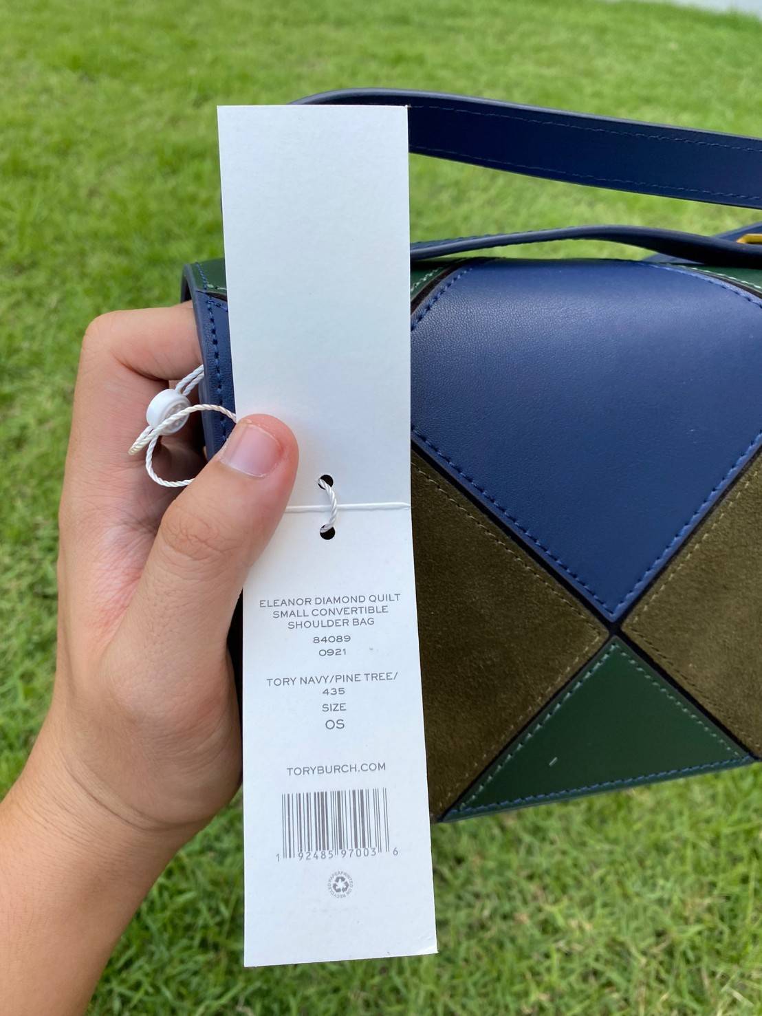 Tory Burch Eleanor Bag (รหัสรุ่น 84089) Collection ใหม่2021 ชนช็อป กระเป๋าสะพายcrossbody 💚สีเขียวเหนี่ยวทรัพย์วัสดุชั้นดี เปิดปิดด้วยแม่เหล็ก ภายในโล่งและมีช่องซิปด้านข้าง สายสะพายปรับระดัยสั้นยาวได้ตามใจชอบ รุ่นนี้สวยหรูไฮโซมาก ห้ามพลาดนะสาวๆ