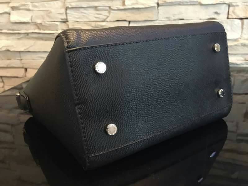 CHARLES & KEITH GUSSETED TOTE BAG กระเป๋าถือหรือสะพายวัสดุหนัง Saffiano สวยอยู่ทรงเเข็ง ไม่ย้วย ขนาดกำลังดี น้ำหนักเบา ดีไซน์สวยเก๋ด้วย TAG .ห้อยที่หูกระเป๋าปั๊มโลโก้แบรนด์อะไหล่ถอดเเยกใช้ได้ เปิดปิดด้วยซิปสะดวกใช้ สามารถใส่กระเป๋าสตางค์ใบยาว ของใช้จุกจิก