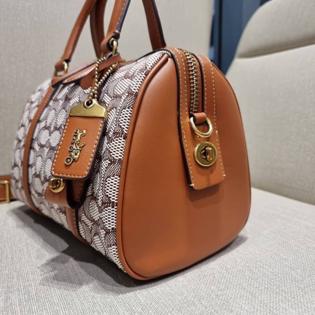 COACH C8529 RUBY SATCHEL 25 IN SIGNATURE TEXTILE JACQUARD ใหม่ก่อนใคร ไม่ต้องรอพรี! กับกระเป๋าทรงหมอนดีไซน์ใหม่ ใบใหญ่ แต่น้ำหนักเบา ด้วยวัสดุผ้า jacquard ถักทอลายซีเอกลักษณ์ ตัดสลับหนังแท้ เพิ่มดีเทลความหรู มาพร้อมหูจับในตัว และสายสะพายครอสสีเข้ากับตัวกร