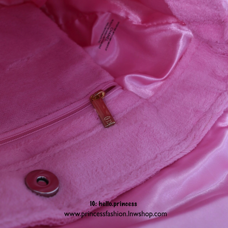 Chanel Beaute Crossbody Bag กระเป๋าสะพาย VIP GIFT ของแท้ จาก Chanel Cosmetic แท้💯 วัสดุขนวูลหนานุ่ม ตัดโลโก้แบรนด์หนังสีขาวสวยโดดเด่น น้ำหนักเบา เปิดปิดด้วยฝาปิดกระดุมแม่เหล็ก ใบใหญ่กำลังดี ใส่ iPad, กระเป๋าสตางค์ใบยาว, และของจุกจิกได้เยอะ มาพร้อม