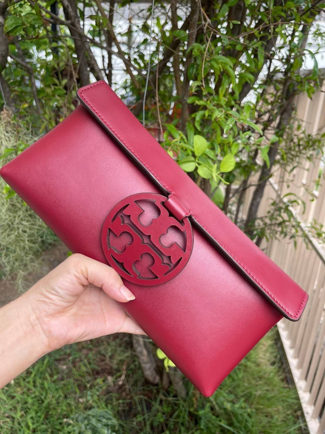 Tory burch Miller Metal clutch กระเป๋าคลัทช์ดีไซน์เรียบหรูออกแบบมาได้อย่างลงตัว ด้วยรูปทรงที่สวยงามและทันสมัย จากแบรนด์ Tory Burch ขนาดกำลังดี สามารถใส่กระเป๋าสตางค์หรือเครื่องสำอางค์ได้ตามขนาดกระเป๋า ในเรื่องของดีไซน์และLogo DoubleT เฉดเดียวกับสีของกระเป