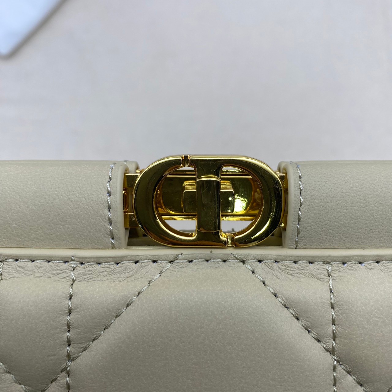 Dior Caro Colle Noire Clutch with Chain Cannage / DIOR Clutch / DIOR BAG พร้อมส่ง 4 สี กระเป๋าสะพายทรงคลัท ดีไซน์เรียบหรู ดูแพง รุ่นนี้คือ ถือแล้วผู้ดีมากค่ะ