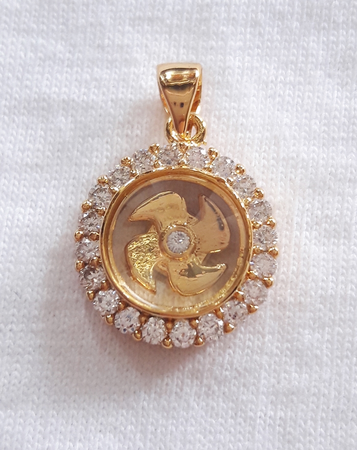 สินค้าหมดค่ะ จี้กังหัน4ใบสีทองล้อมเพชรเสริมดวงพร้อมกล่องกำมะหยี่ค่ะ