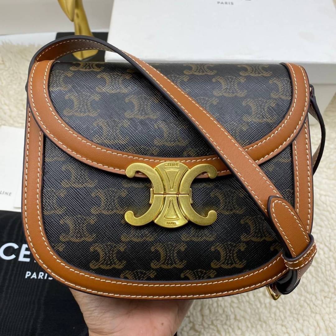 CELINE Teen BESACE TRIOMPHE in Triomphe Canvas and Calfskin Tan เกรดออริจินอล รุ่นใหม่ล่าสุด พร้อมส่งที่ไทย ภาพสินค้าถ่ายจากงานขายจริง ใช้งานต่างประเทศได้