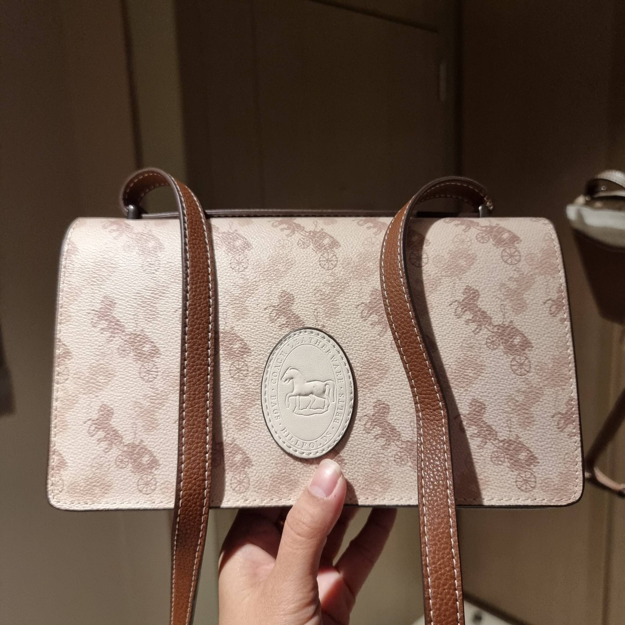 OUTLET 】COACH 88343 CAMILLE CROSSBODY WITH HORSE AND CARRIAGE PRINT AND ARCHIVE PATCH คอลเลคชั่นหายาก ที่สาวๆตั้งตารอ!! ด้วยดีไซน์ลุคผู้ดี ตกแต่งลวดลายออกมาดูโดดเด่น กับกระเป๋าสะพายที่ปรับใช้ได้หลายหลายสไตล์ สะพายไหล่สายคู่ สะพายข้างสายเดี่ยว หรือจะเอาสาย