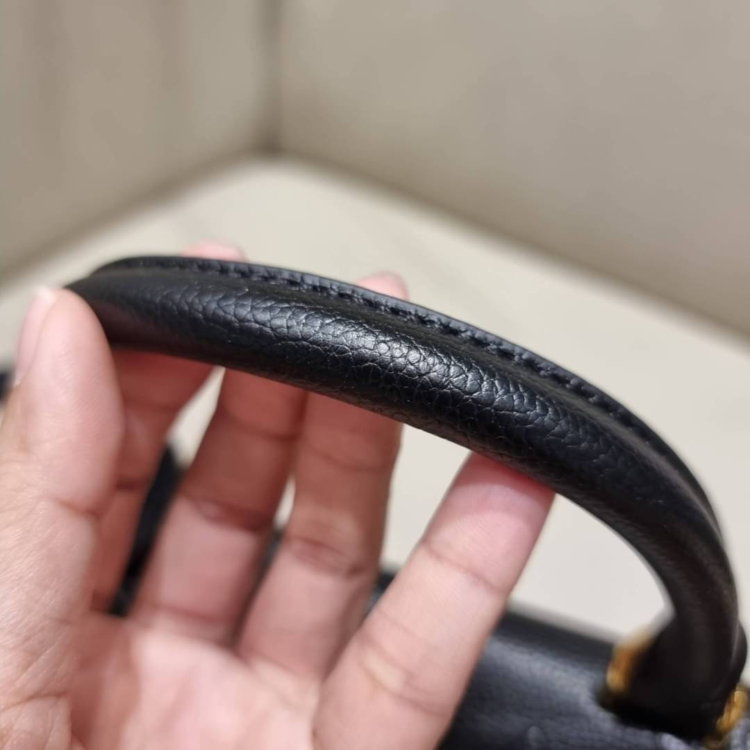 VIP 🥂 LV MADELEINE BAG ใหม่ล่าสุด อีกหนึ่งรุ่นคลาสสิคหายาก ที่สาวๆรอคอย กระเป๋าถือ/สะพายข้าง ดีไซน์เรียบง่าย แต่เต็มไปด้วยดีเทลความหรู วัสดุหนังวัวปั๊มลายเอกลักษณ์ เปิด‐ปิดด้วยอะไหล่กดล็อคสีทองหรู และมีพวงหนังห้อยพิเศษแถมมาให้ด้วย ภายในแบ่งสัดส่วน