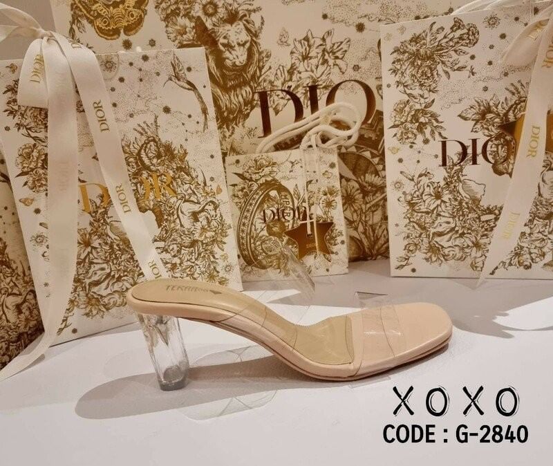 รองเท้างานสวม สไตล์รองเท้าแก้ว สวย โดดเด่น เปรี้ยว สีพื้น หนังสีสด คาดพลาสติกใสอย่างดี เนื้อนุ่ม ส้นพลาสติกแก้วใส แมทส์ชุดง่าย ใส่กับเสื้อผ้าได้หลากหลาย