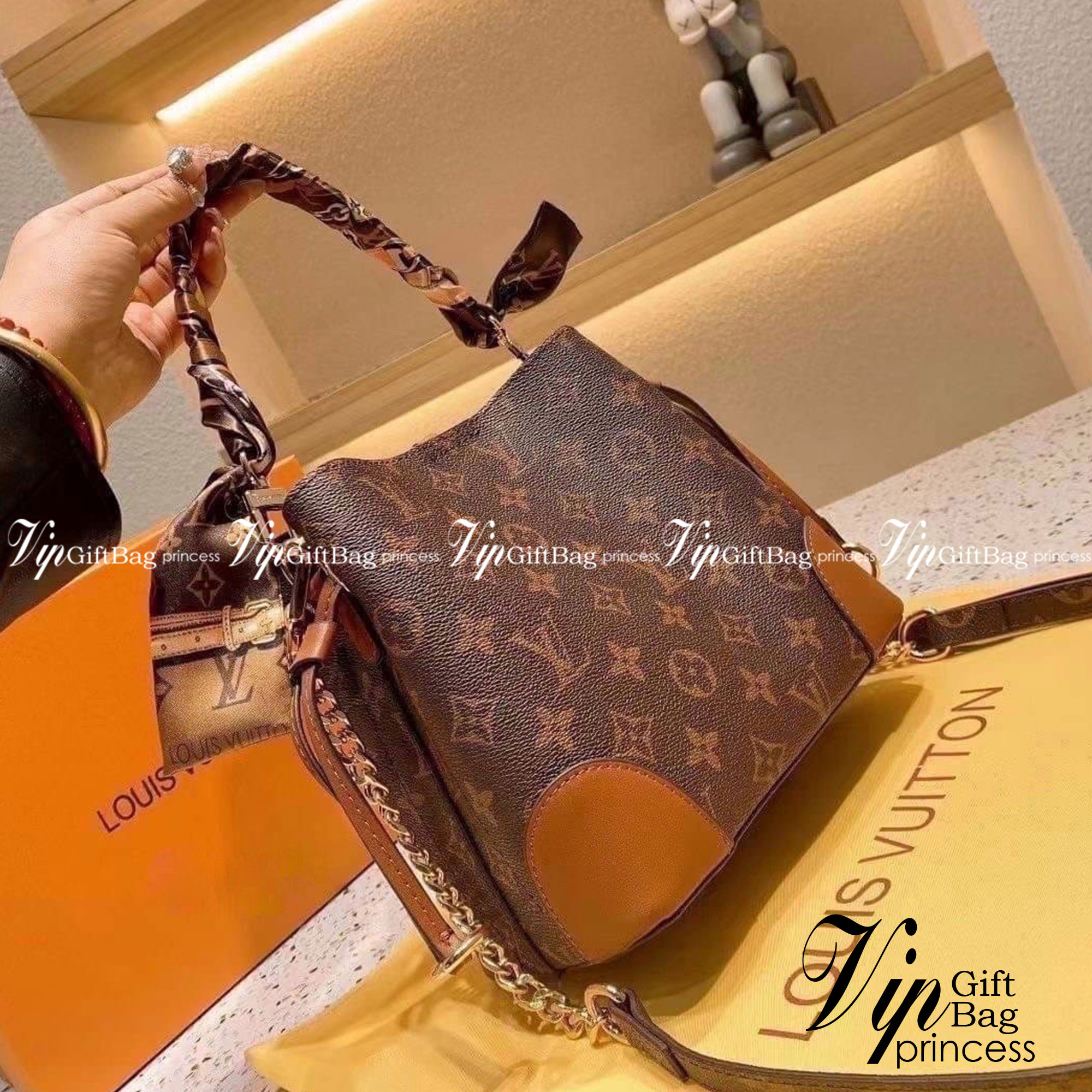 LV NeoNoe Monogram กระเป๋าสะพายทรงหรูหรา มีสไตล์ เป็นเอกลักษณ์ลงตัวสมบูรณ์แบบ จุของได้เยอะมาก ใบจริงสวยมากกกก ได้สวยก่อนใคร ต้องจัดแล้วจ้า พร้อมส่งความสวยที่นี่ ที่เดียว!!