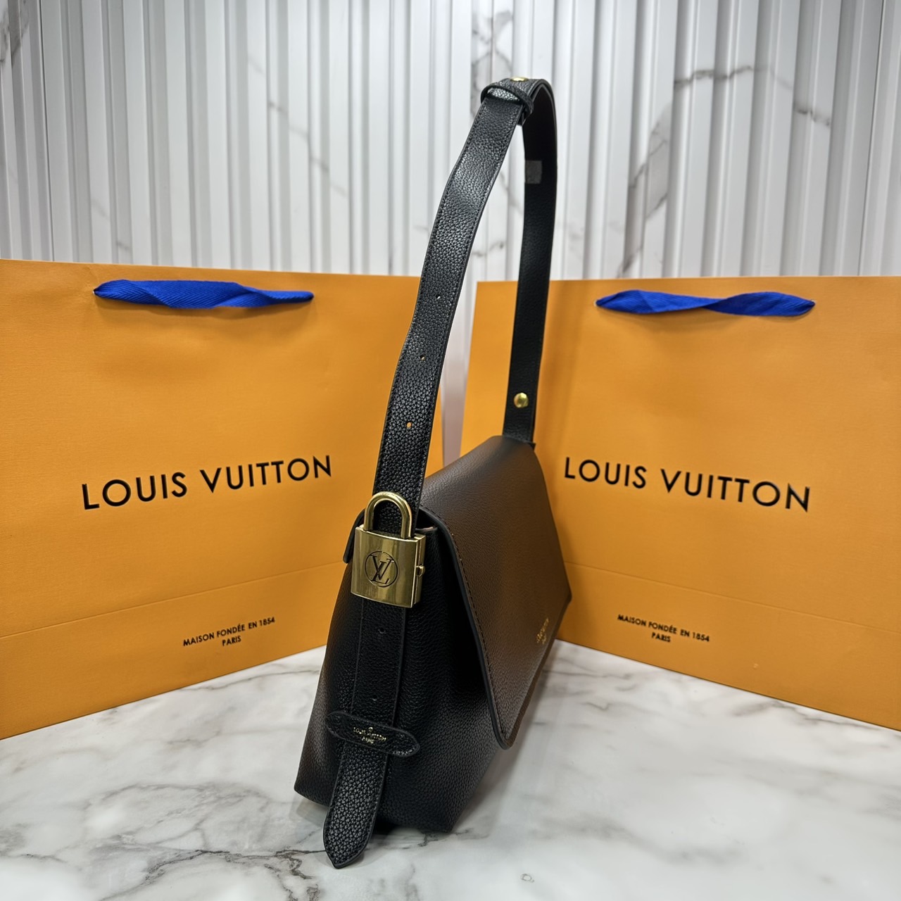 ORI หนังแท้ | LV Low Key Messenger Bag กระเป๋าสะพายทรงแมสเซ็นเจอร์ รูปทรงใหม่ สไตล์เรียบง่ายแต่หรูหรา ตกแต่งด้วยแม่กุญแจสีทองวินเทจ พร้อมใบลูกลายโมโนแกรมเพิ่มฟังชั่นการใช้งาน