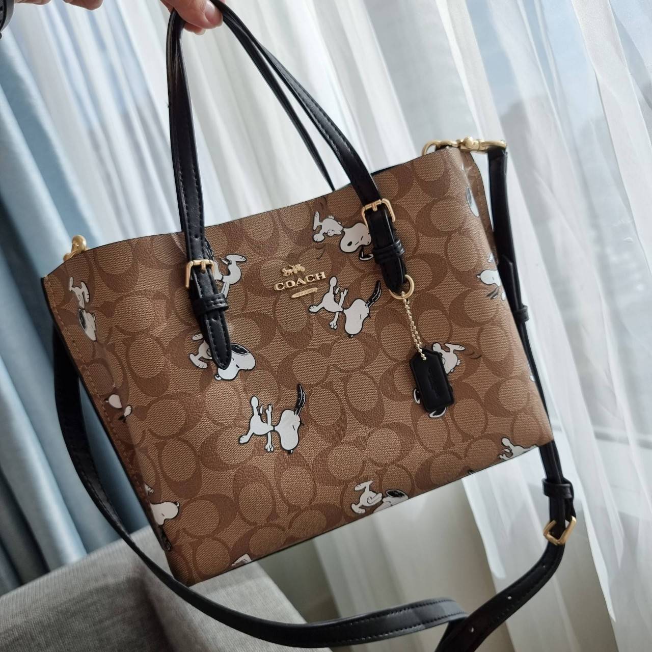 OUTLET 】COACH C4250 MOLLIE TOTE 25 IN SIGNATURE CANVAS WITH SNOOPY ใหม่ล่าสุด ยังไม่เข้าไทย!! กับรุ่นสุดฮอต ในดีไซน์คอลเลคชั่นใหม่ที่แรงไม่แพ้กัน!! กระเป๋าโท้ทไซส์เล็กตกแต่งลายสนูปพี ที่ใครๆก็หลงรักอย่างท่วมท้น น่ารักน่าใช้มากๆ วัสดุหนังแคนวาสเคลือบลาย ภา