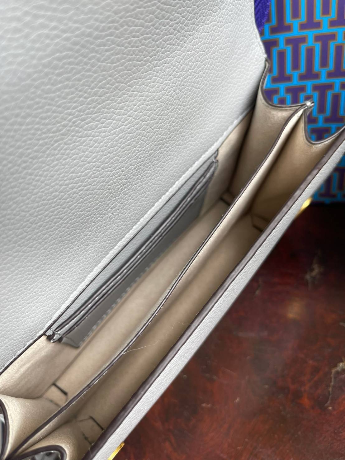 Tory burch miller mini bag หนึ่งในแบรนด์เนมยอดฮิตระดับโลกที่สายแฟชั่นตัวจริงต้องมีสักใบในตู้ เพราะเป็นแบรนด์ที่เหล่าบรรดาเซเลปและดาราใช้กันเยอะมาก รุ่นก็เป็นอีกหนึ่งใบที่คุ้มค่าคุ้มราคามากค่ะ ด้วยดีไซน์กึ่งทางการ กึ่งลำลอง จึงใช้งานได้หลายโอกาส แม้จะมีขนา