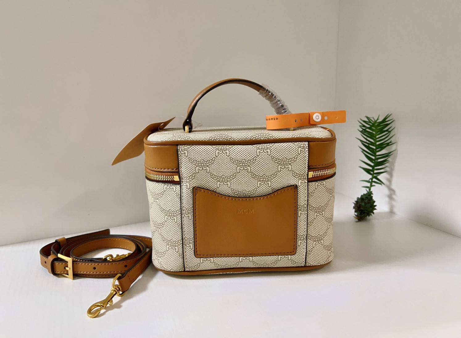 M.C.M HIMMEL VANITY CASE IN LAURETOS กระเป๋าทรงกล่อง มีหูจับด้านบน หนังสวยนุ่มมือ สวยงาม อะไหล่ทอง