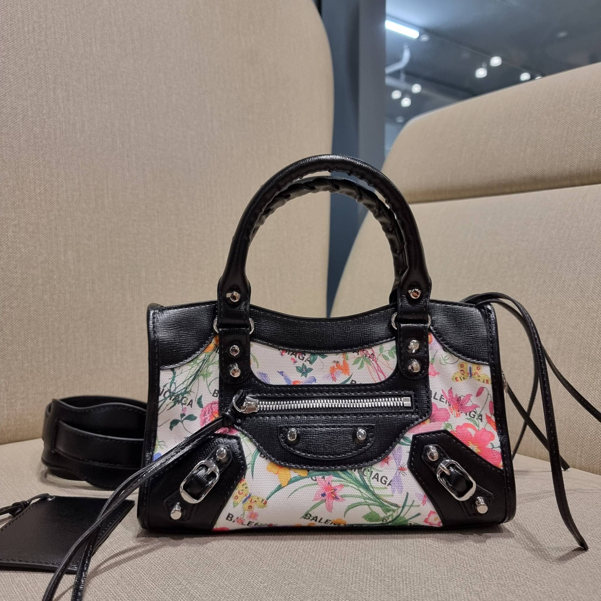 ไซส์ใหม่ กับรุ่นคอลแลบอีกหนึ่ง ที่ฮอตติดลมไม่เลิก!! Gucci×Balenciaga neo floral small bag กระเป๋าถือ/สะพายข้างที่โดดเด่นในสไตล์ที่ไม่ซ้ำ ไม่เกร่อ ดีไซน์มีกิมมิคและลูกเล่นแพรวพราว ทั้งหนังรูดซิป ทั้งหูจับ ทั้งความตกแต่ง มีดีเทลอัพราคาไปหมด วัสดุผ้าแคนวาสตั