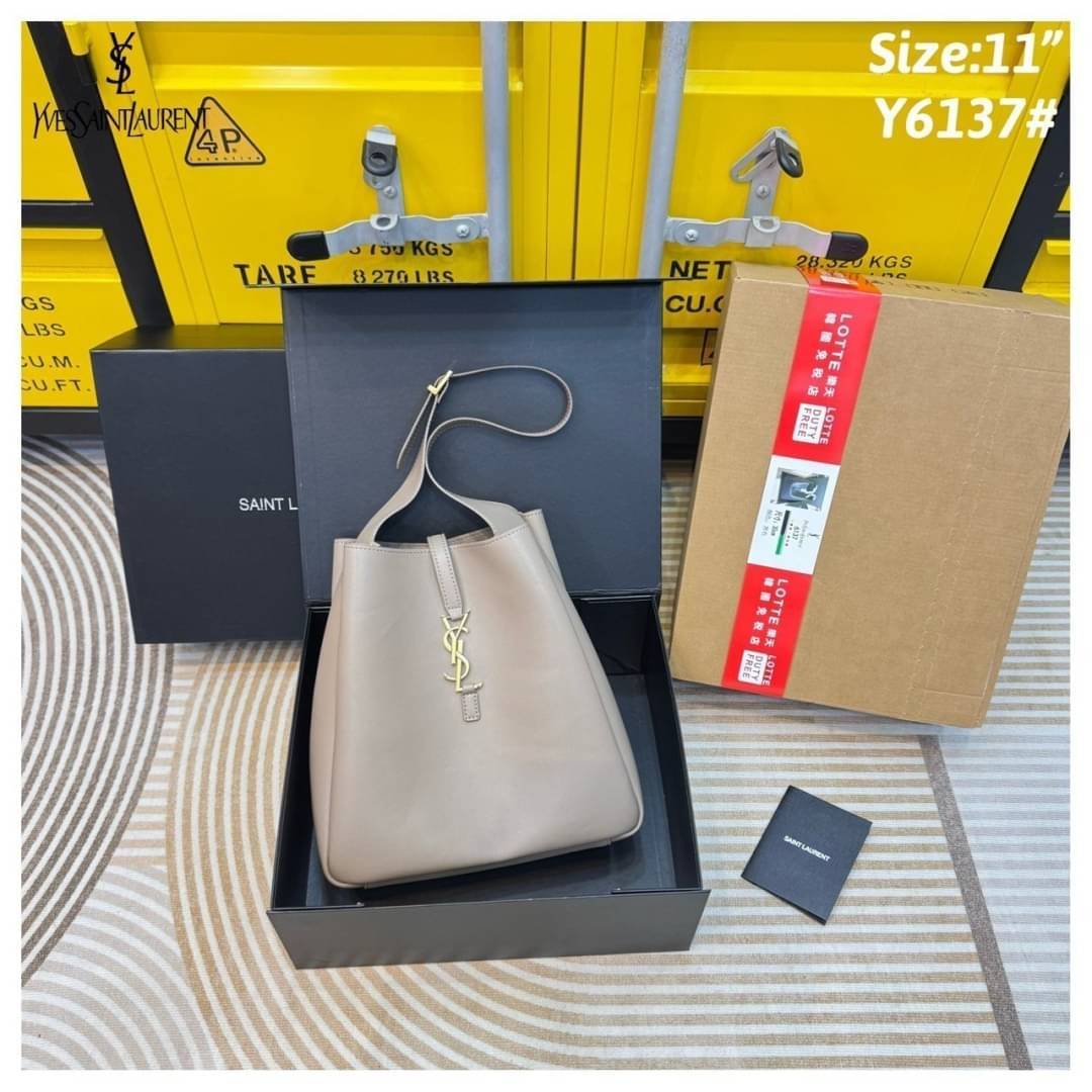 YSL Le 5 à 7 supple leather hobo bag รุ่นยอดฮิต ที่ใครๆก็ต้องมีครอบครอง กับกระเป๋าสะพายทรงโฮโบ หนังเรียบสวยมาก ขนาด 11" จุของได้สบายๆ สวยฟาดมากๆ ดาเมจคือร้อนฉ่าสุดๆ! ดีไซน์สุดคลาสสิค