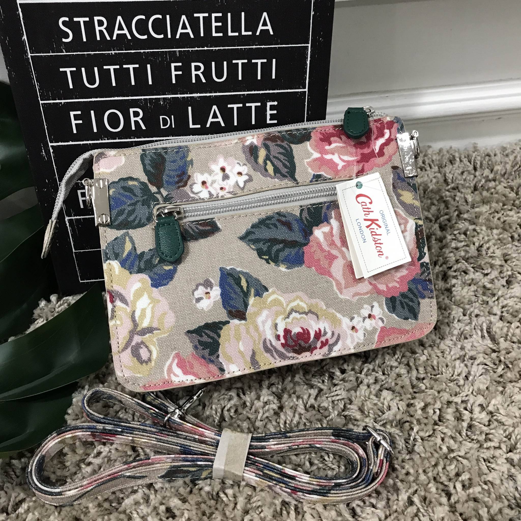 Cath Kidston mini pouch กระเป๋าขนาดน่ารัก ขนาดกะทัดรัดน่าใช้ค่ะ มาพร้อมสายสะพายยาวถอดออกได้ ใบนี้มีสายให้เลือกถึง 3 ลายค่ะ ตามแบบฉบับของ แบรนด์ Cath Kidston ค่ะ ใบนี้ปากกระเป๋ามีซิปค่ะ ด้านในบุผ้าสักหลาด สามารถใส่โทรศัพท์ iphone 7 plus ได้ค่ะ ด้านหลังมีช่