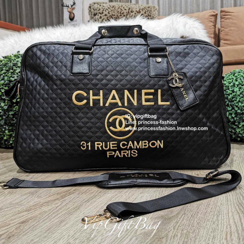 Chanel VIP Gift Large Travel Bag กระเป๋าใบใหญ่ Gift With Purchase (GWP) รุ่นใหม่ล่าสุด Limited Edition พรีเมี่ยมกิ๊ฟของเเท้จาก Chanel Counter ดีไซน์ทรงเหลี่ยมวัสดุหนังลายตารางเนื้อหนาสีดำกันนำ้ดูแลรักษาทำความสะอาดง่าย เปิดปิดด้วยซิปสะดวกใช้ ใบใหญ่จุใจ น้ำ