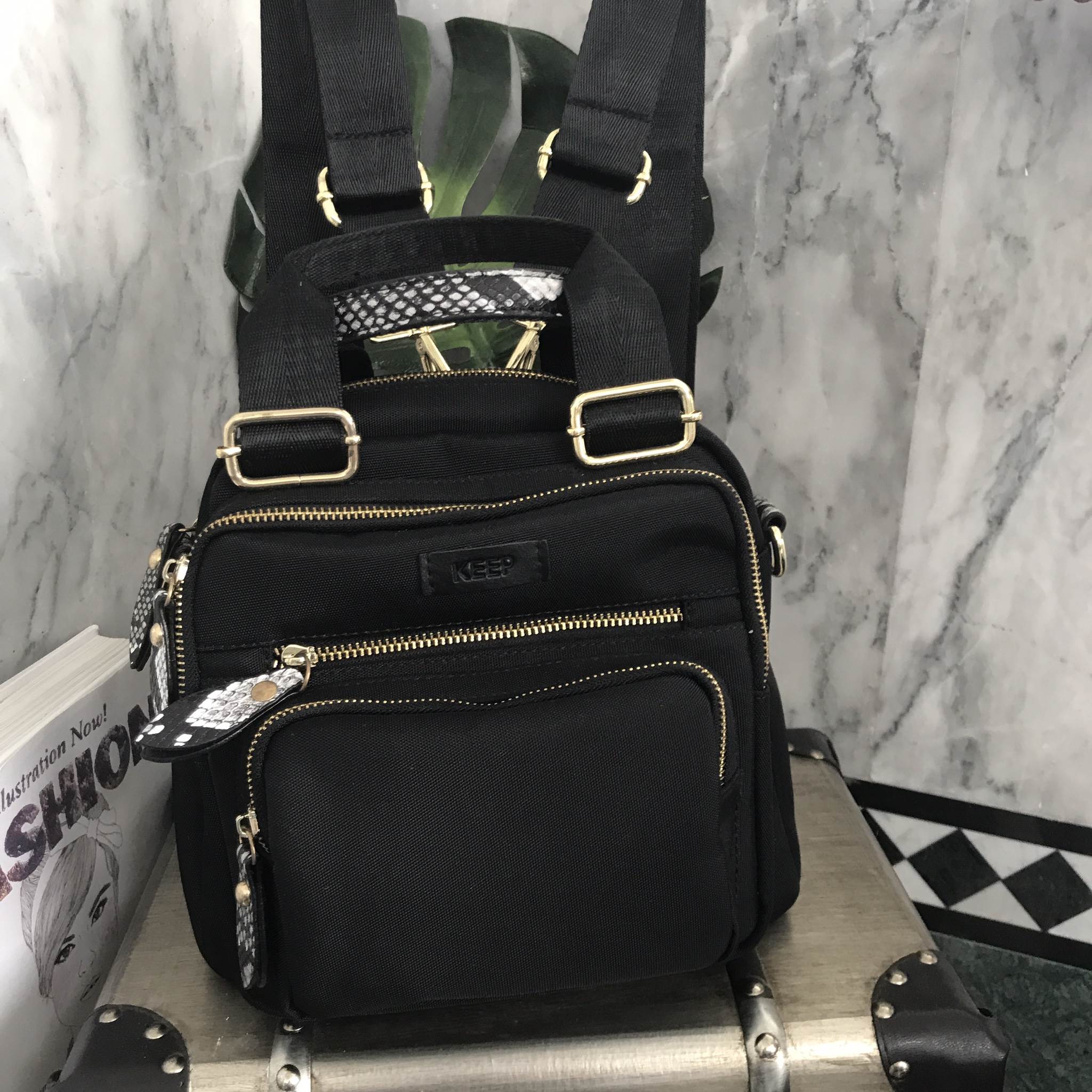 New arrival • KEEP Allday BAG • กระเป๋าถือ/สะพายได้หลากหลายการใช้งานคะ 👑กระเป๋าสวยๆ ปรับการใช้งานได้หลากหลายรูปแบบ ใบนี้ ร้านแนะนำเลยคะ ตัวกระเป๋าเป็นผ้า Canvasเนื้อหนา ขนาดกำลังดี มีช่องซิปไว้แบ่งเก็บของได้หลายช่อง ด้านหน้า 4 ด้านหลัง 1 มีสายให้ 