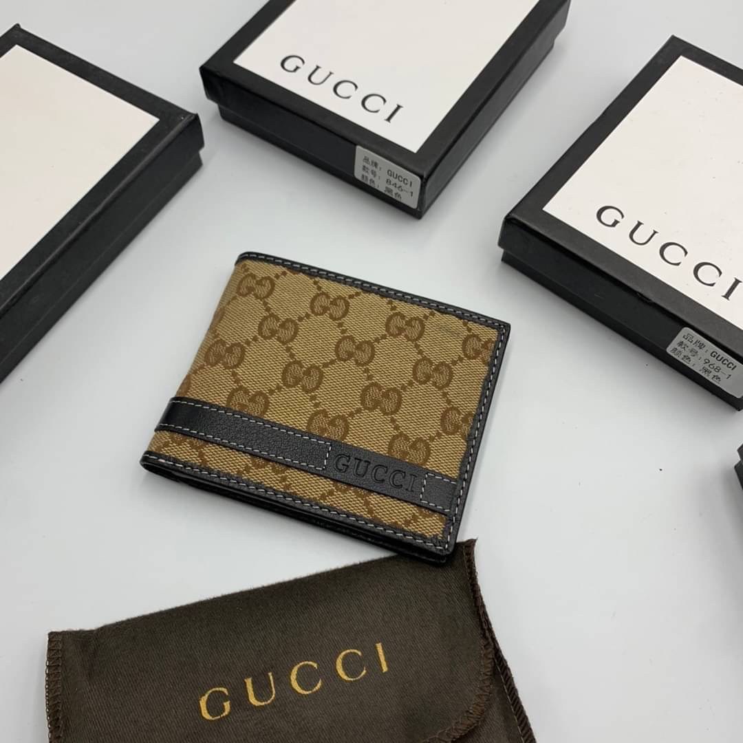 หนังแท้ GUCCI Men Short Wallet รุ่นใหม่ล่าสุด!! หนังสวยเริด ดีงามมากค่าาา กระเป๋าสตางค์ใบสั้น ดีไซน์ใหม่ สวยดูหรู ถือใช้กำลังเหมาะมือ ใส่บัตรได้เยอะ ใส่ธนบัตรได้ทุกชนิด มาครบ set พร้อมส่ง!! เป็นไอเท็มที่หนุ่มๆต้องมีจริงๆจ้า 😎😎