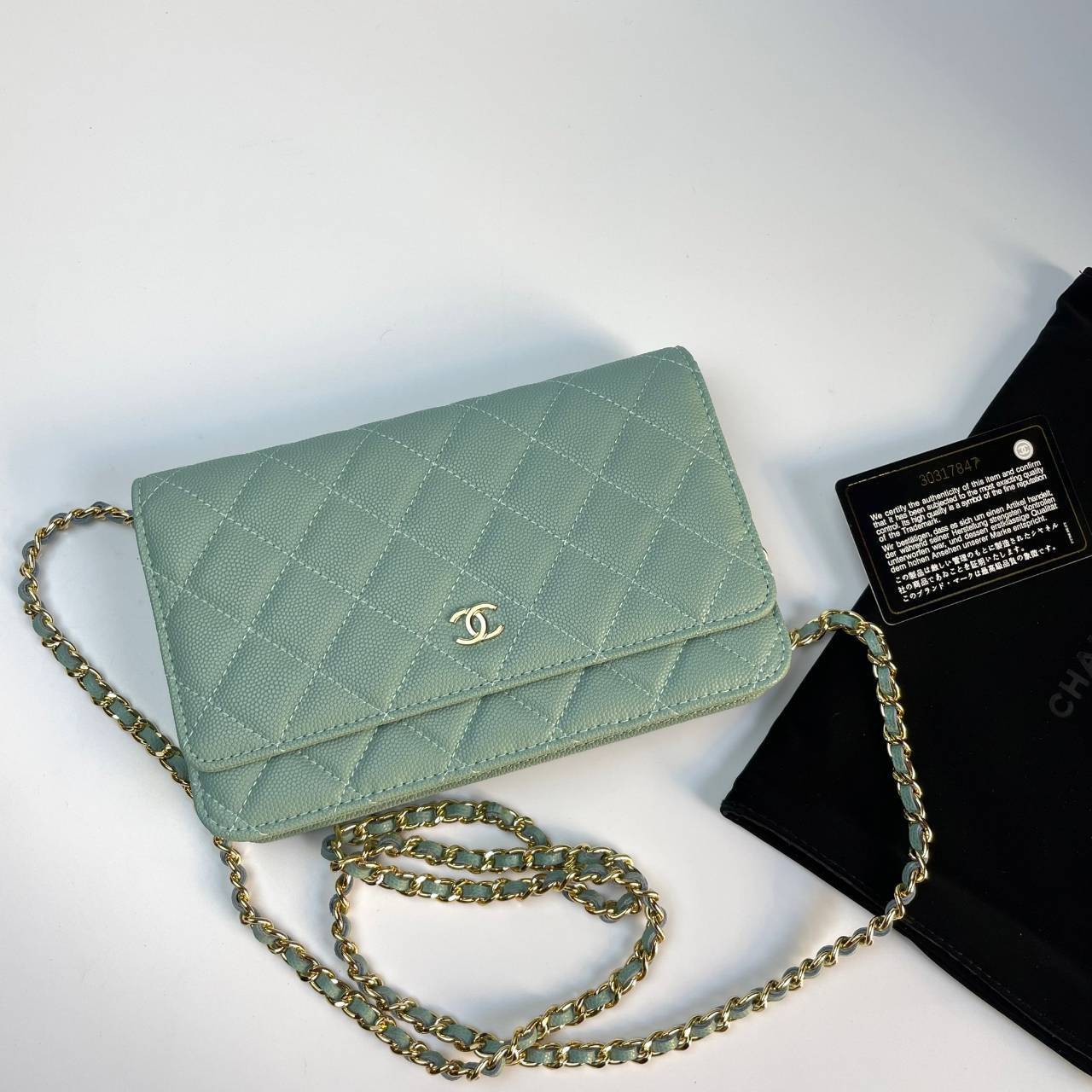 VIP 】หนังแท้ CHANEL WOC style โทนสีพาสเทล กระเป๋าสะพายทรงสวยตลอดกาล วัสดุหนังลายคาเวียร์ เนื้อนุ่ม อยู่ทรงคุณภาพดีตามแบบฉบับของแบรนด์ น้ำหนักเบา ด้านหน้ามีโลโก้แบรนด์อะไหล่หรู มีช่องใส่บัตร ใส่ของจุกจิก เปิดปิดด้วยฝาปิดกระดุม ซับในหนัง ตัวจริงสวยมากๆถูกใจ