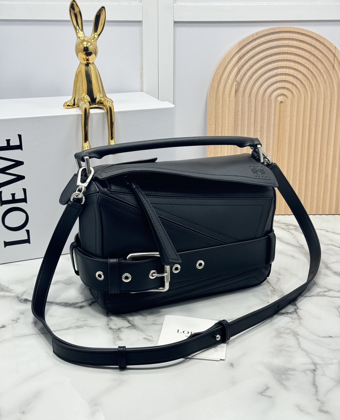 ORI หนังแท้ | Loewe Small Puzzle Biker bag in shiny Leather 24cm กระเป๋าสะพายทรงกล่องพัซเซิล รุ่นใหม่ล่าสุด คล้ายเข็มขัดด้านหน้าสวยเท่โดดเด่นสไตส์ไบเกอร์ ด้วยเส้นสายเรขาคณิตอันโดดเด่นและรูปทรงลูกบาศก์