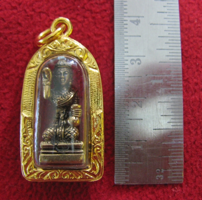 นางกวักเนื้อทองเหลืองเลี่ยมทองไมครอนพร้อมใบคาถาค่ะ