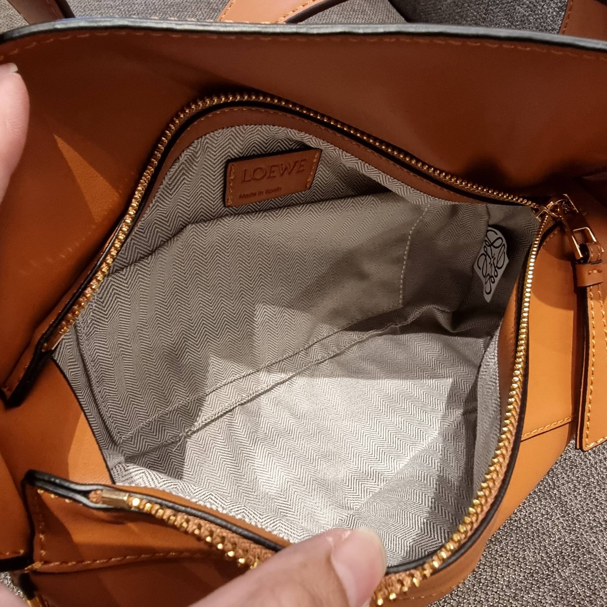 LOEWE PUZZLE HOBO BAG ใหม่ล่าสุด กับแบรนด์ที่มีดีไซน์โดดเด่นเป็นเอกลักษณ์ สวยหรูทุกรุ่นจริงๆ!! กระเป๋าสะพายโฮโบ ทรงสวย สไตล์พัซเซิลคลาสสิค วัสดุหนังวัวฟอกสี นิ่มมือ ฟินมาก!! เปิดใช้งานด้วยซิป ที่ภายในโล่งกว้าง ใส่ของสำคัญได้ครบไม่มีพลาด แบบสบายๆ มาพร้อมสา