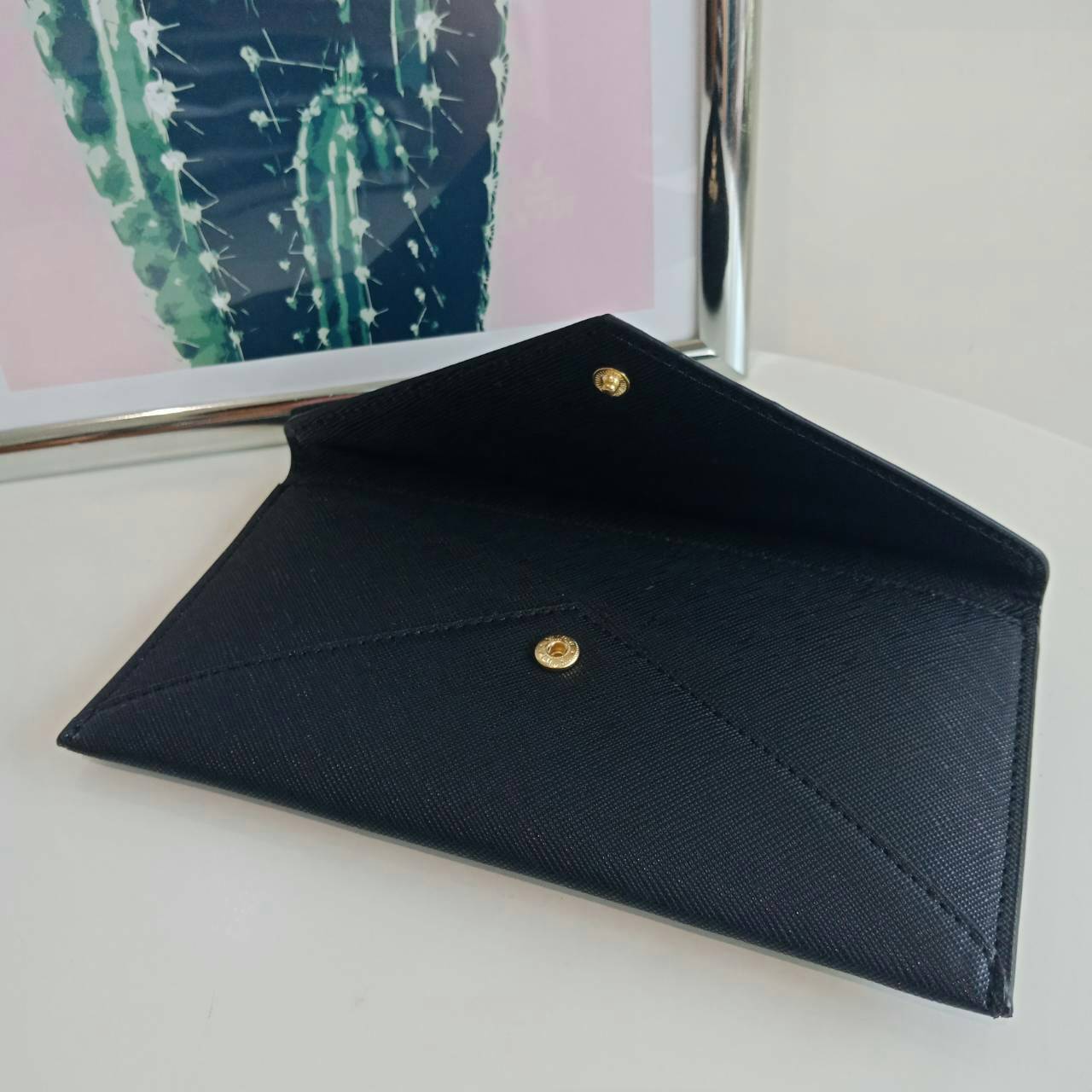 กระเป๋าสตางค์ยาว **ทรงหรู จากงานพรีเมี่ยมกิ้ฟ จากเคาเตอร์ต่างประเทศ จากแบรนด์ PRADA ลายหนัง saffiano ของแท้ 100% เปิดปิดฝาพับ มีช่องใหญ่1ช่อง ช่องใส่บัตร 3 ช่อง ใส่ได้ถึงแบงค์พัน หรือจะใส่มือถือได้ถึง Iphone+ และช่องซิปใส่ของจุกจิกด้านหลังน้ำหนักเบา จับถน