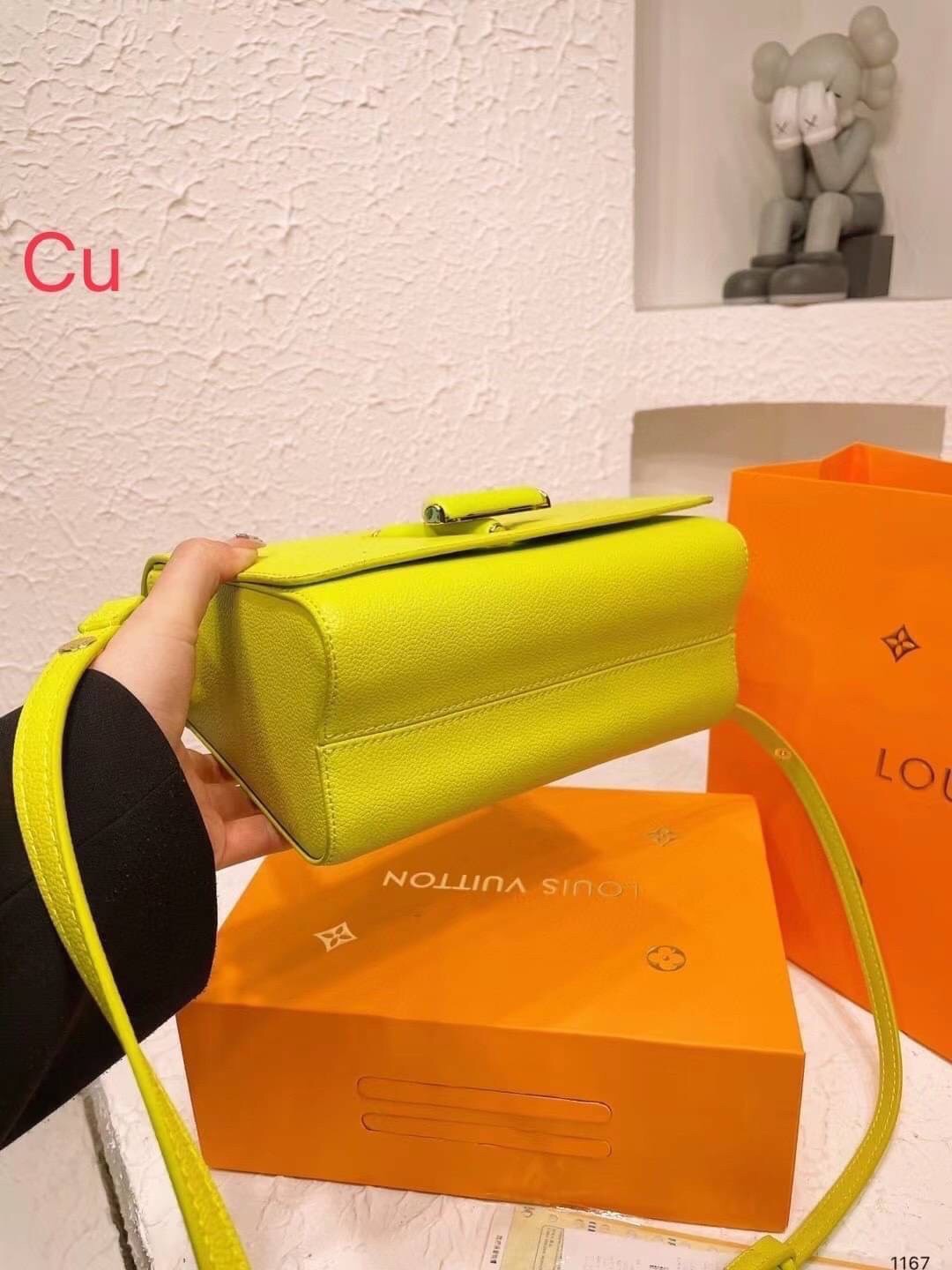 LV TWIST top handle ที่สุดของความสวยในราคาเบาๆ กระเป๋าถือสุดหรู ดีไซน์ทรงคลาสสิค ดีงามม้ากกกก!! มาพร้อมหูจับในตัว ด้วยรูปทรงวินเทจ พร้อมส่งครบ box set ในราคาที่คุ้มที่สุด จัดเถอะค่า ยืนยันว่าสวยคุ้ม!!