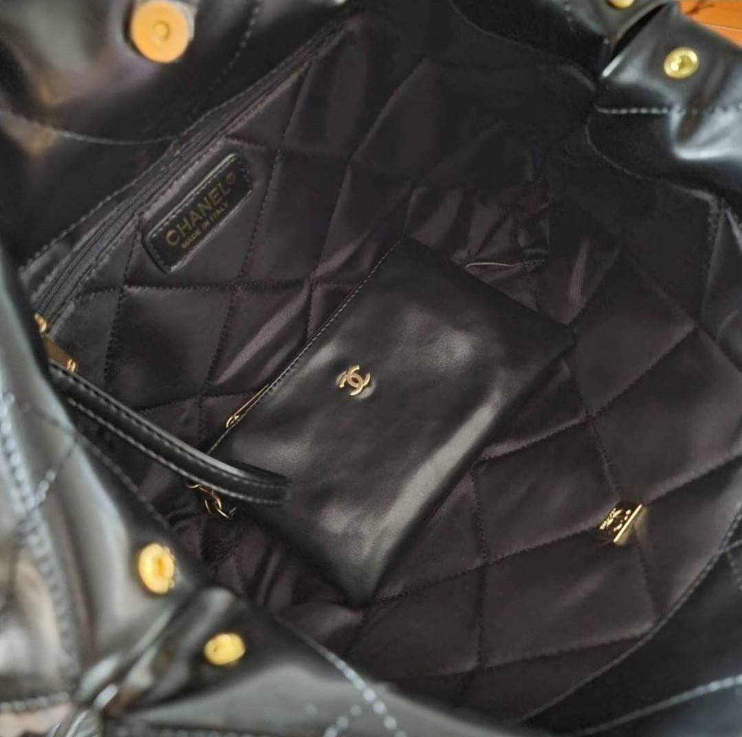 Chanel 22 bag เกินต้านที่สุดกับไอเท็มนี้ ที่สาวๆหรือใครๆก็ต้องมีแล้ว!! แค่เห็นก็หลงรัก กระเป๋าทรงสวย ดีเทลเรียบแต่มีความหรูแอบซ่อนอยู่ ด้วยดีไซน์สายสะพายโซ่สีทอง และโลโก้อันโดดเด่น ดีงามน่าหลงใหลมาก