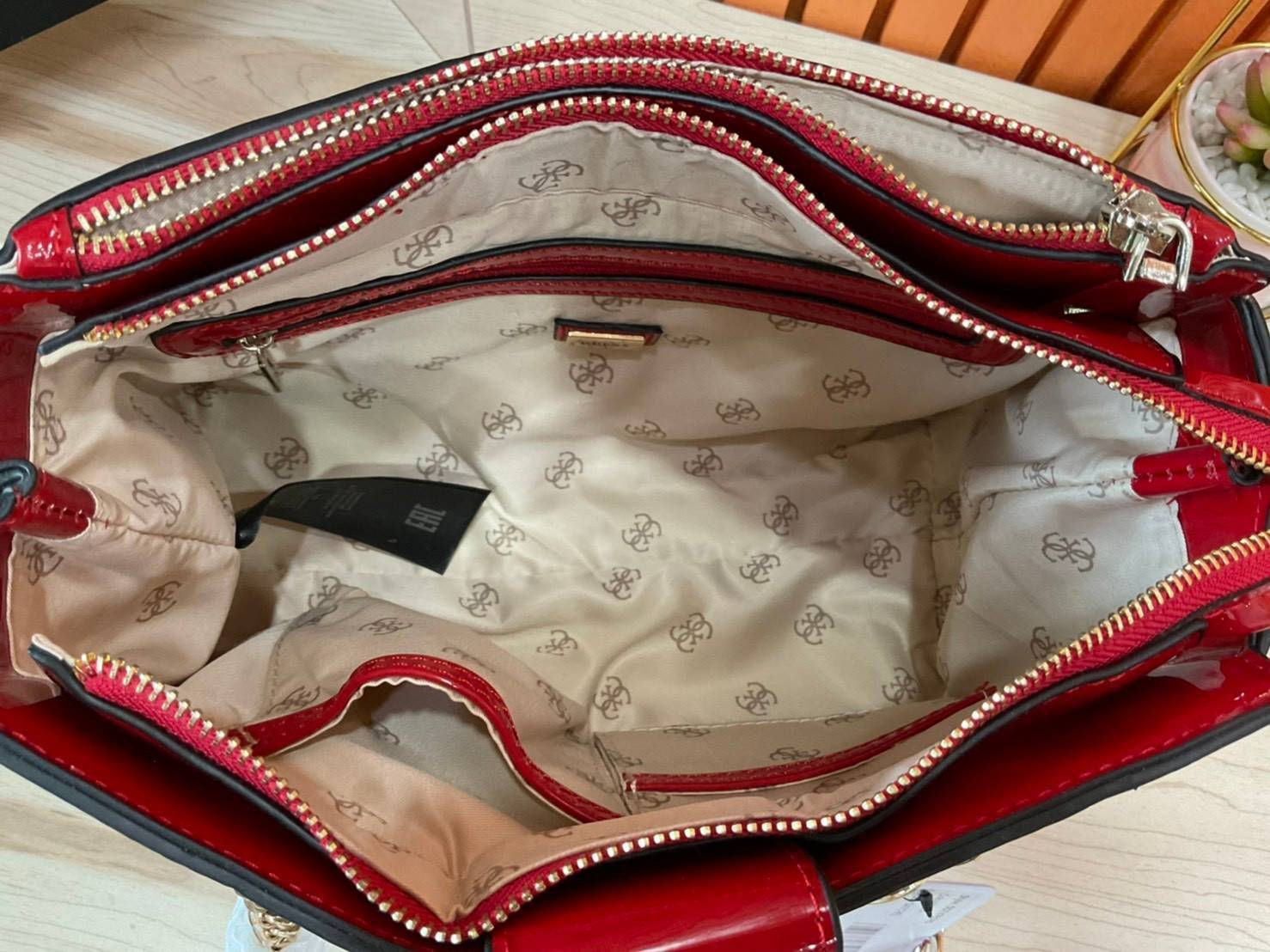 กระเป๋าสะพายไหล่ Guess Logo City Small Society Satchel กระเป๋าสะพายไหล่ ขนาดกำลังดี วัสดุ pu สวยอยู่ทรง มาพร้อมพวงกุญแจน่ารักๆ ถอดออกได้ ด้านหน้าประดับโลโก้แบรนด์ เปิดปิดด้วยซิป มี 2 ช่องหลักใช้งาน ภายในช่องซิปหน้าแยกเป็นสัดส่วนการใช้งาน ซิปช่อง 2 โล่งกว้