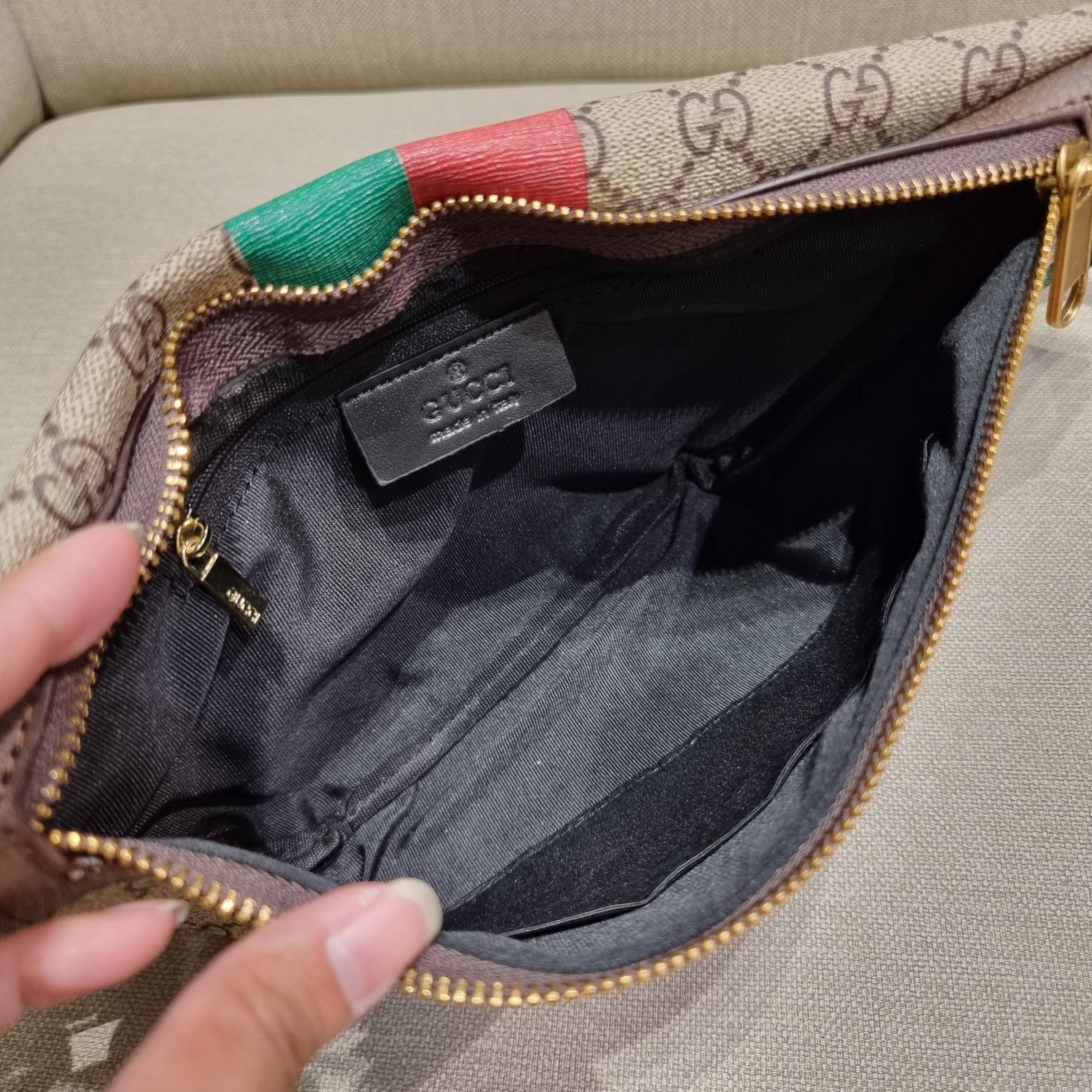 GUCCI BELT BAG ไอเท็มที่หนุ่มๆเรียกร้อง GC waist bag กระเป๋าคาดอก/คาดเอว คอลเลคชั่นฉลองปีเสือ โดดเด่นด้วยลายพรินท์จัมโบ้ ไม่เหมือนใคร วัสดุหนังแคนวาส เปิด-ปิดด้วยซิป ภายในแบ่งสัดส่วน มีช่องซิป และช่องย่อยให้อีก สายสะพายปรับได้ สายสปอร์ต สายแคมป์ปิ้ง หรือจ