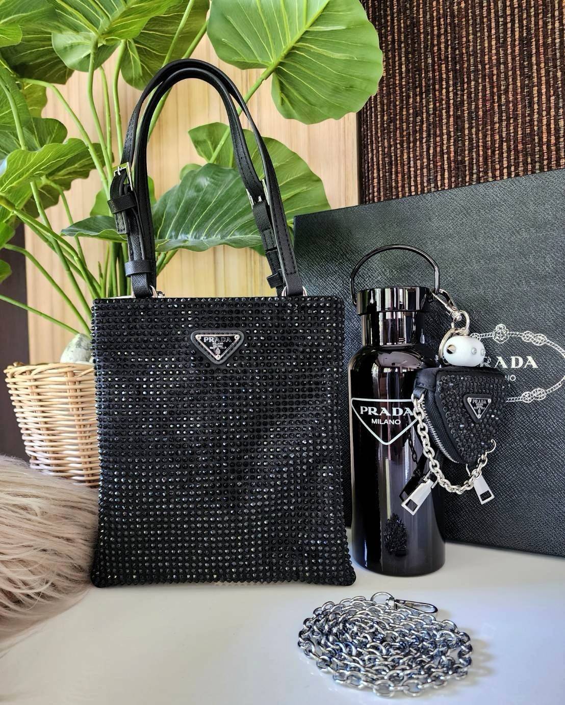 เซทสุดคุ้ม! ซื้อ1ได้ถึง3 PRADA CRYSTALS MINI TOTE BAG WITH KEYCHAIN AND VACUUM BOTTLE VIP สวยหรูดูดี items นี้คุ้มมากๆได้ถึง3อย่างทั้งกระเป๋าสะพาย(พร้อมสายโซ่)+พวงกุญแจ+กระบอกน้ำครบชุด ไอเท็มแนะนำน่าใช้ควรค่านักสะสม