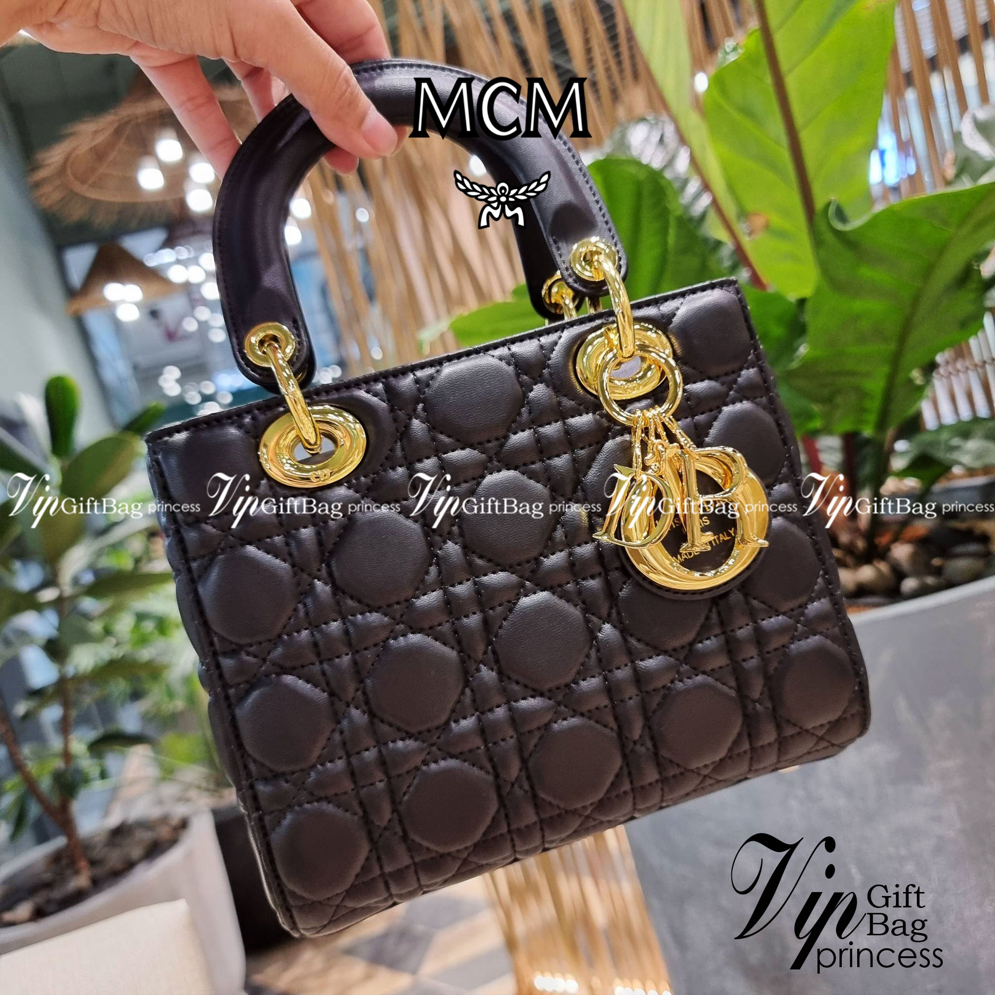 DIOR CD LADY BAG กระเป๋าสะพายข้างพรีเมี่ยมกิ๊ฟสุดฮอต ดีไซน์เรียบง่าย แต่แฝงไปด้วยความหรูหรา ทรงกล่องคลาสสิค โดดเด่นด้วยพวงกุญแจอะไหล่สีทอง วัสดุหนังแท้ มีหูจับในตัวและสายครอสบอดี้สุดเลิศ ที่มาพร้อมอะไหล่ฟอนท์สีทองเรียงร้อยในสายหนัง แต่งเติมดีเทลอัพราคาไปอ