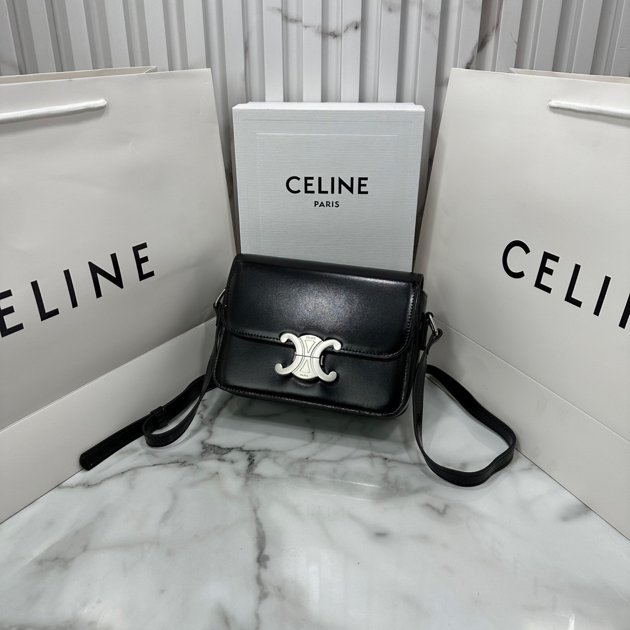 ORI หนังแท้ | 7" CELINE TRIOMPHE TEEN BAG in glossy leather กระเป๋าสะพายรุ่นยอดนิยม ถ่ายทอดให้เห็นถึงแก่นแท้ของสไตล์แบบ CELINE งานหนังเรียบเงาสวยหรูหรา