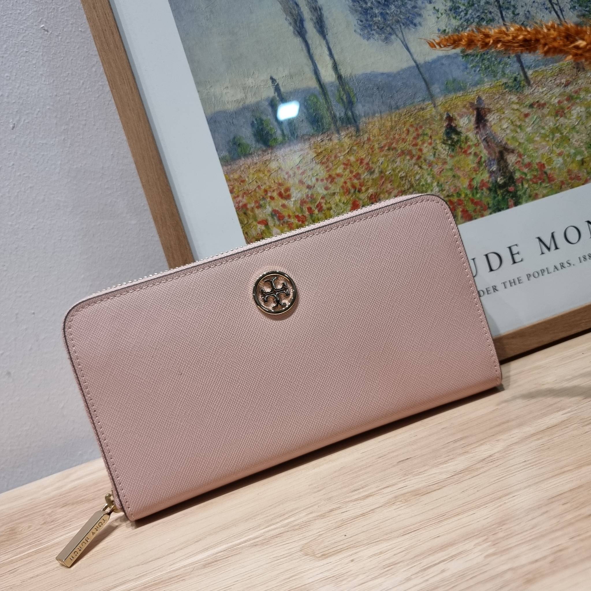 TORY BURCH ROBINSON MULTI GUSSET ZIP CONTINENTAL WALLET รุ่นหายาก พร้อมสีน่ารักน่าใช้ ต้อนรับเดือนแห่งความรัก!! กับกระเป๋าสตางค์ใบยาว ขนาดกำลังพอเหมาะ ดีไซน์เรียบหรู