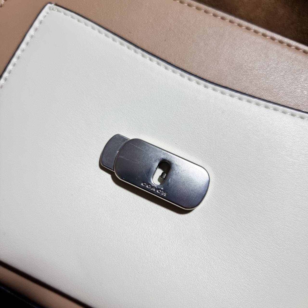 OUTLET 】COACH TABBY TOP HANDLE 20 LEATHER BAG หรูหรามากๆค่ะ สินค้าแนะนำ!! กระเป๋าถือ//สะพายข้างได้ วัสดุหนังแท้อย่างดี หนึ่งใบทำหนัง2แบบได้อย่างลงตัว สวยงาม มีอะไหล่ตัวC ใหญ่ด้านหน้าโดดเด่นหรูมากๆค่ะ 🔺เปิดปิดแบบกดล็อค ภายในมี2ช่องสำหรับใส่ของ สามา