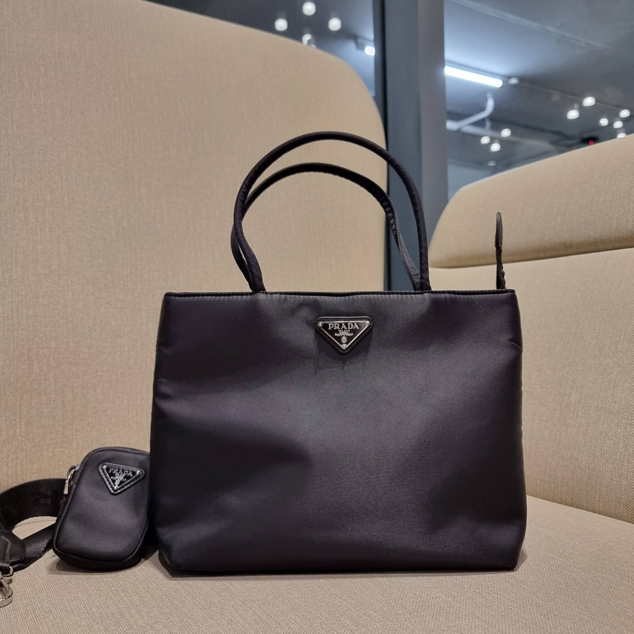 PRADA RE-NYLON TESUTO TOTE BAG กระเป๋าทรงช้อปปิ้ง ขนาดกำลังสวย รุ่นหายาก ขายดีตลอดกาล!!ด้วยรูปทรงที่ใช้งานง่ายและสะดวก ทำให้ครองใจทั้งสาวๆและหนุ่มๆได้ไม่ยาก วัสดุผ้าไนล่อนคุณภาพ พร้อมใบลูก ไว้ใส่เหรียญ ใส่กุญแจได้สารพัด ปากกระเป๋ามีซิปปิดกันของหล่น ภายในเ