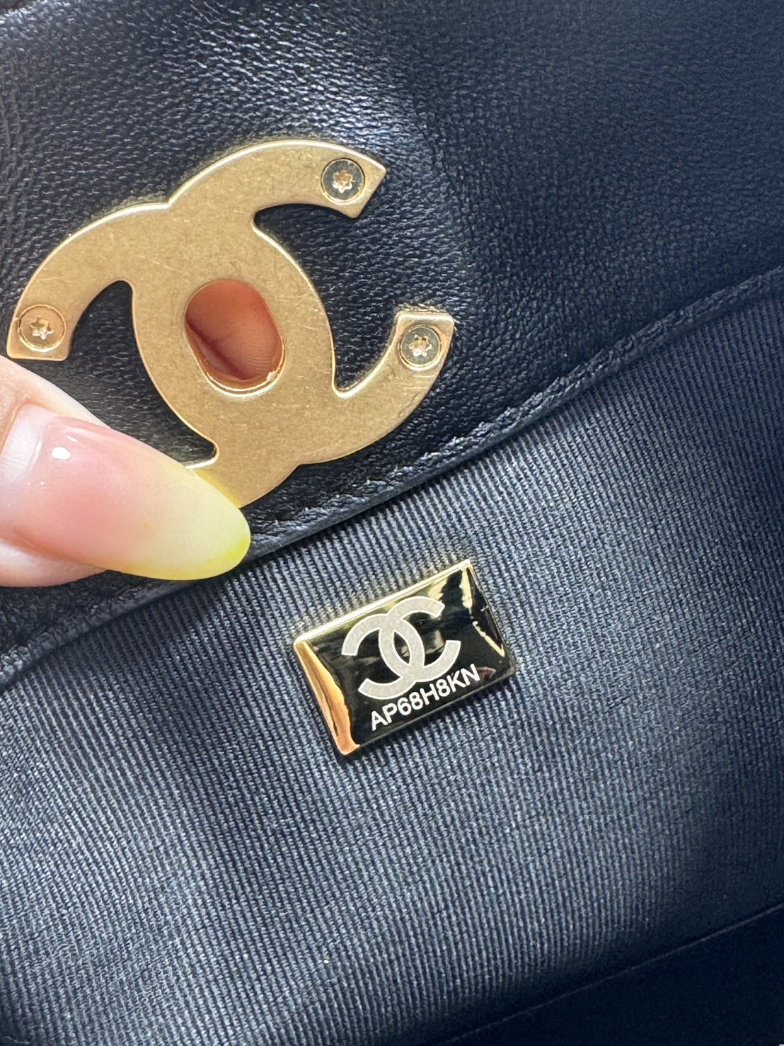 ORI หนังแท้ | CHANEL Shopping Bag 25A Suede Bag กระเป๋าช้อปปิ้งทรงโท้ท ดีไซน์ใหม่ทรงยาว หนังกลับสีทูโทน ในคอล Métiers D'art 2024/25