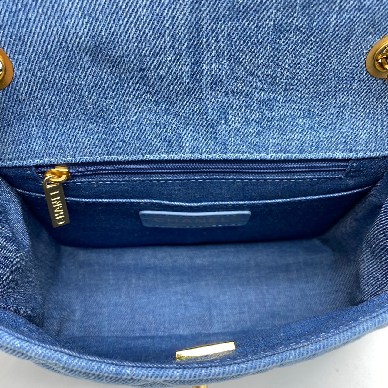 CHANEL Mini Flap Bag Denim Pearl Gold Hardware 18cm พร้อมส่งที่ไทย วัสดุผ้าเดนิมสีน้ำเงินแท้ พร้อมฮาร์ดแวร์โทนสีทองโบราณ และมีฝาปิดด้านหน้าปิดแบบเทิร์นล็อค CC ซิกเนเจอร์ของแบรนด์ ภาพสินค้าถ่ายจากงานขายจริง ใช้งานต่างประเทศได้