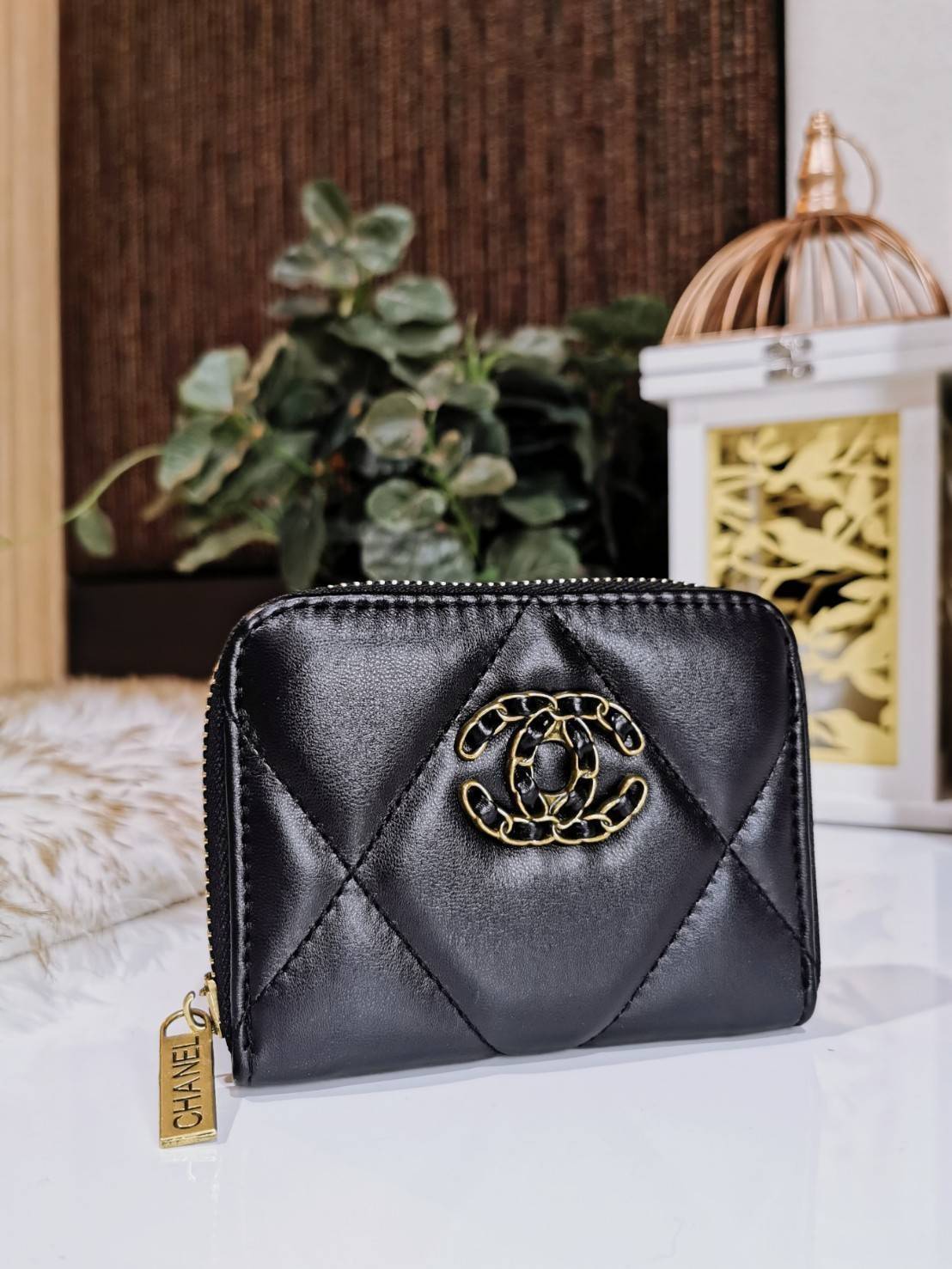 พรีเมี่ยมกิ๊ฟแท้ 100% 】CHANEL SHORT WALLET WITH ZIP VIP GIFT WITH PURCHASE (GWP) พรีเมี่ยมกิ้ฟรุ่นใหม่จาก Chanel Make Up Lotte Duty Free Korea วัสดุหนังนิ่มสีดำสวยหรูคลาสสิคด้านหน้าประดับโลโก้แบรนด์สวยดูดี