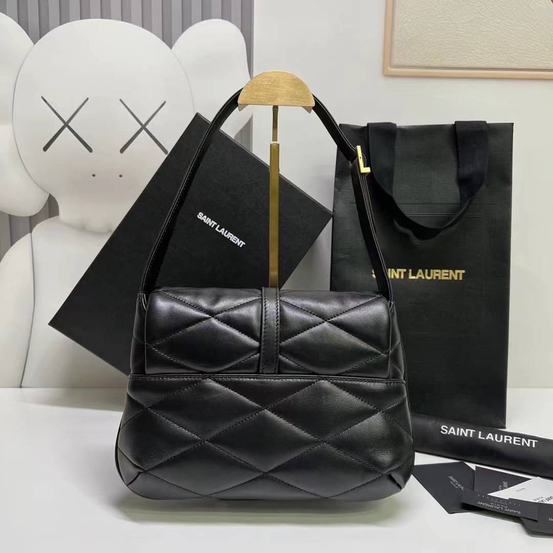YSL le 57 hobo bag in quilted lambskin / YSL puffer handbag กระเป๋าถือหรือสะพายไหล่รุ่นใหม่ วัสดุหนังสัมผัสนิ่มมืออย่างดี ดีไซน์เรียบหรู ภายในโล่งกว้าง สามารถจุของสำคัญได้อย่างครบถ้วน ใบจริงหรูหรา ดูแพง มีไว้ติดบ้านสักใบ ยังไงก็คุ้มค่าจ้า